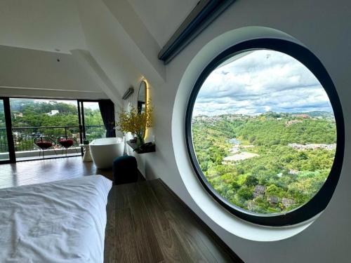 a bedroom with a large round window in the wall at Sky View Memory Inn in Xuan An