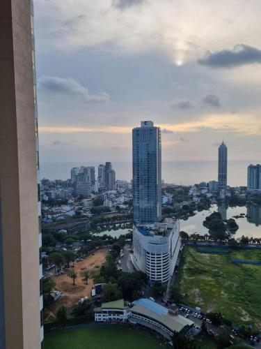 Pemandangan umum bagi Colombo atau pemandangan bandar yang diambil dari apartmen