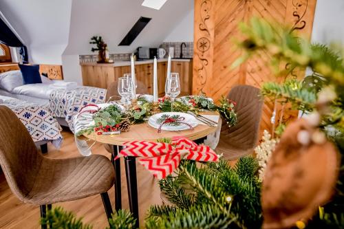 a table with christmas decorations in a living room at Cicha Woda 300 m od Gorący Potok i Termy Szaflary in Szaflary
