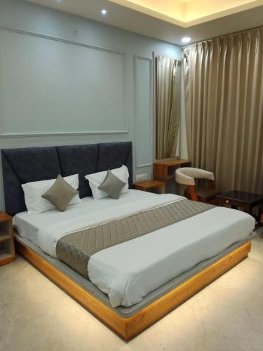 a bedroom with a large bed with pillows on it at The Grand View in Baijnāth