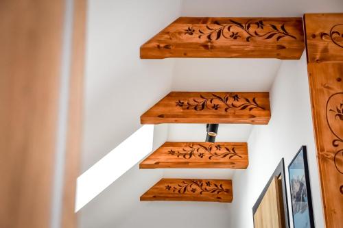 a staircase with wooden treads in a house at Cicha Woda 300 m od Gorący Potok i Termy Szaflary in Szaflary