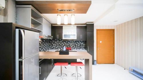 Cucina o angolo cottura di Homey and Cozy Living 2BR Apartment at Aryaduta Residence Surabaya By Travelio