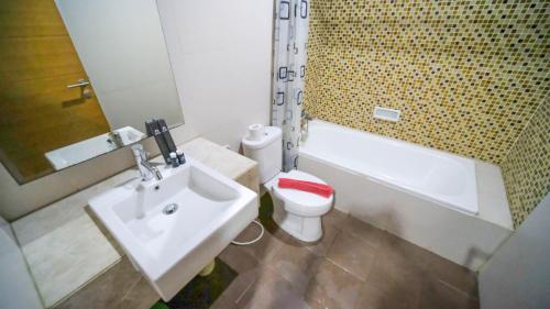 Bagno di Homey and Cozy Living 2BR Apartment at Aryaduta Residence Surabaya By Travelio