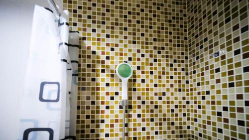 Bagno di Homey and Cozy Living 2BR Apartment at Aryaduta Residence Surabaya By Travelio