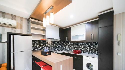 Cucina o angolo cottura di Homey and Cozy Living 2BR Apartment at Aryaduta Residence Surabaya By Travelio