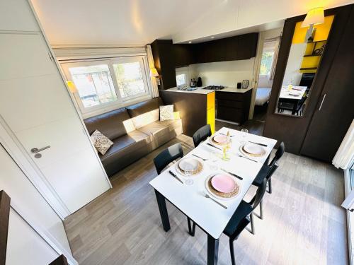 une salle à manger et un salon avec une table et des chaises dans l'établissement Toppyholidays Camping de Pujol in Argele's-Sur-Mer, à Argelès-sur-Mer