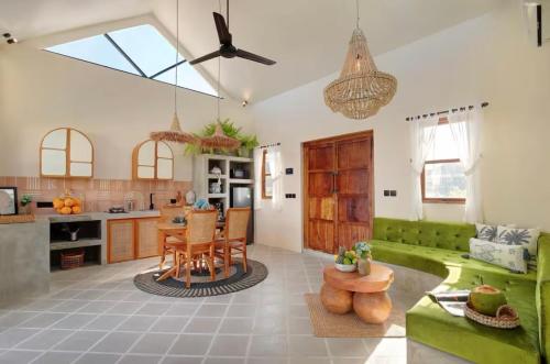 Dapur atau dapur kecil di Tranquil Ricefields View Villa