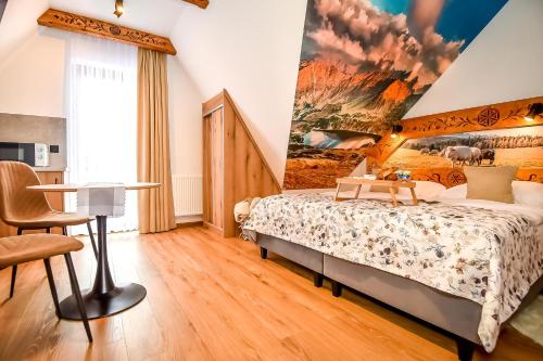 a bedroom with a bed and a painting on the wall at Cicha Woda 300 m od Gorący Potok i Termy Szaflary in Szaflary
