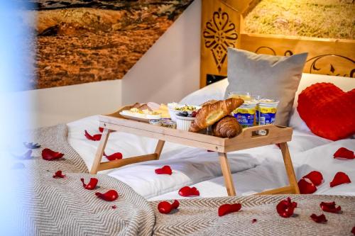 a tray of food and bread on a bed at Cicha Woda 300 m od Gorący Potok i Termy Szaflary in Szaflary