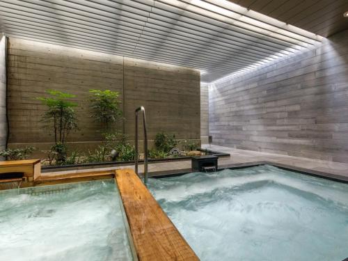Bazén v ubytování Nishitetsu Hotel Croom Nagoya nebo v jeho okolí