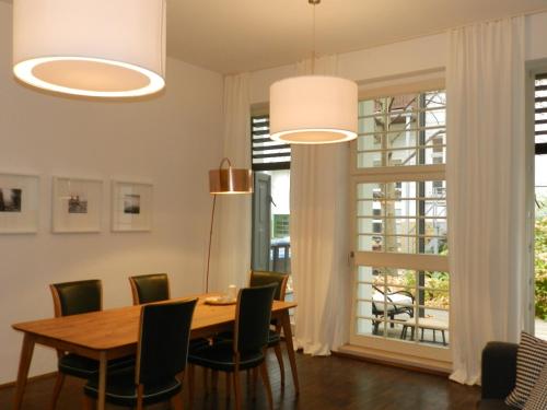 萊比錫的住宿－萊比錫裝飾藝術公寓，一间带桌椅和窗户的用餐室