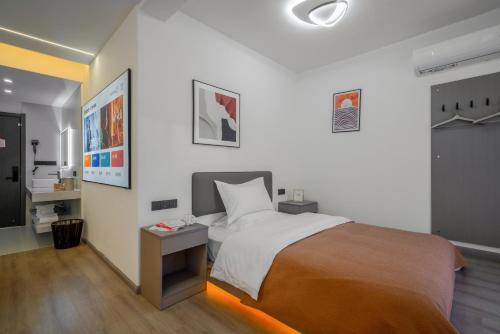 Postel nebo postele na pokoji v ubytování 丽江云栖意景智能花园客栈