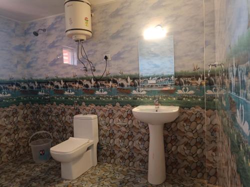Ένα μπάνιο στο Leela Home - Full Mountain View