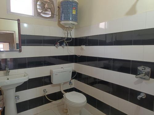 Ένα μπάνιο στο Leela Home - Full Mountain View