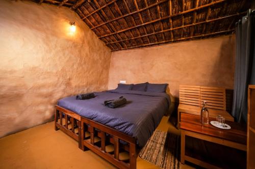 - une chambre avec un lit et un sac à dos dans l'établissement Snow Smile Camps Munnar, à Munnar