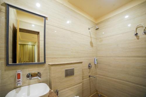 un bagno con lavandino e specchio di Hotel Centre Park Bhopal a Bhopal