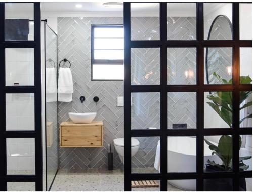 Un baño con ducha, inodoro y lavabo. en Nahoon View, King Room, en East London