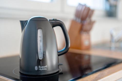 a tea kettle is sitting on a counter at White House Apartments in Kappel-Grafenhausen