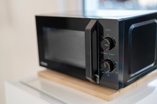a microwave oven sitting on a counter at White House Apartments in Kappel-Grafenhausen