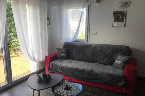 un salon avec un canapé et une table dans l'établissement Maisonnette de pêcheur À 200m de la plage, à Ploemeur