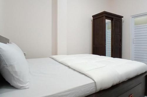 Postel nebo postele na pokoji v ubytování Priyanka Guesthouse Syariah Maguwo Mitra RedDoorz