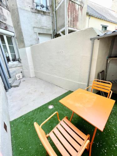 une table et deux chaises assises sur une terrasse dans l'établissement T2 Top Cocooning - Proche plages et du centre, à Port-Louis