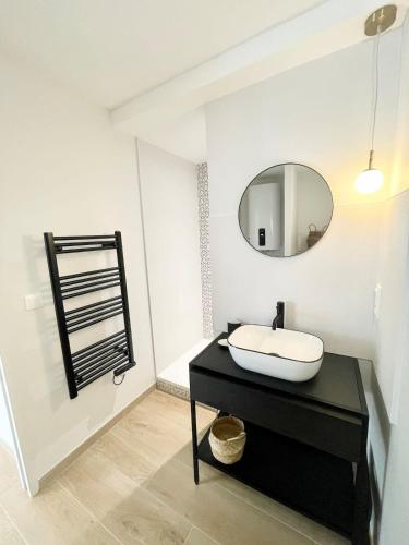 une salle de bain avec un lavabo et un miroir dans l'établissement T3 Neuf Archi Cocooning - Terrasse - Face à la mer, à Ploemeur