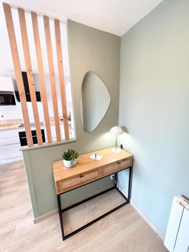 - une coiffeuse dans une chambre avec un miroir dans l'établissement T3 Neuf Archi Cocooning - Terrasse - Face à la mer, à Ploemeur