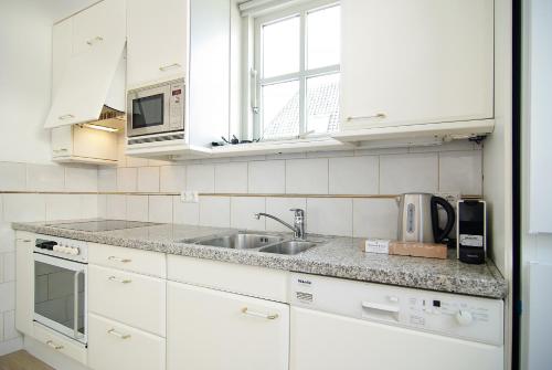 Kuchyň nebo kuchyňský kout v ubytování spacious new appartment