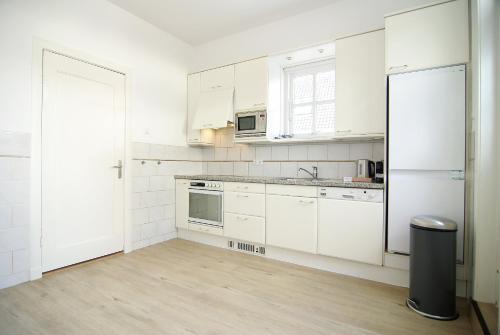 Kuchyň nebo kuchyňský kout v ubytování spacious new appartment
