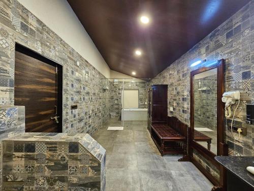 Un baño con ducha a ras de suelo y lavabo. en Gir Lion Safari Camp by Trulyy, Sasan Gir, en Sodaori