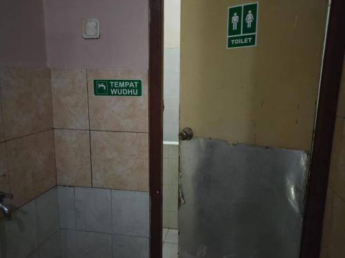 Un baño de Homestay KenzieFaiz
