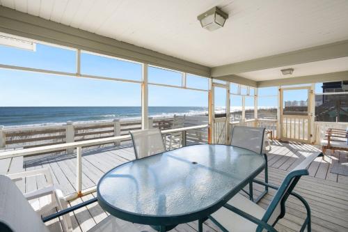 Un comedor con mesa y sillas en la playa. en Laughin Place V home by Peace Vacations, en Pawleys Island