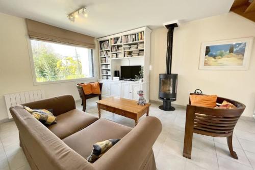 un salon avec un canapé et une table dans l'établissement Jolie maison moderne À 200m du port de Lomener, à Ploemeur