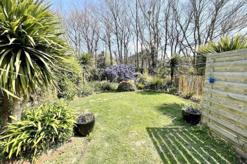 d'un jardin avec des plantes et une clôture. dans l'établissement Jolie maison moderne À 200m du port de Lomener, à Ploemeur