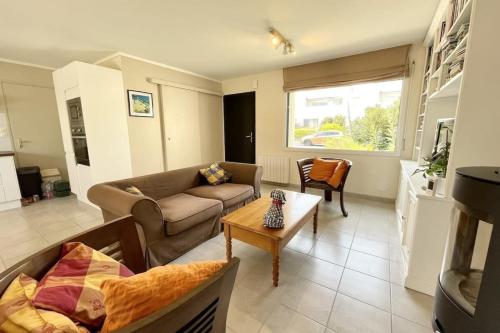 un salon avec un canapé et une table dans l'établissement Jolie maison moderne À 200m du port de Lomener, à Ploemeur