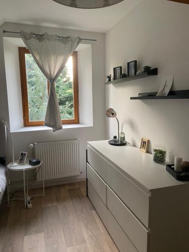 une cuisine avec une commode et une fenêtre dans l'établissement Maison proche circuit le Mans, à Teloché