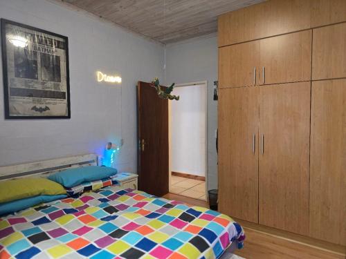 Postel nebo postele na pokoji v ubytování 6 Segal Close