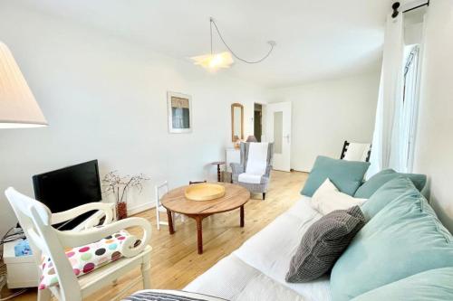 un salon avec un canapé bleu et une table dans l'établissement Maison de pêcheur Cocooning 150m du port, à Ploemeur