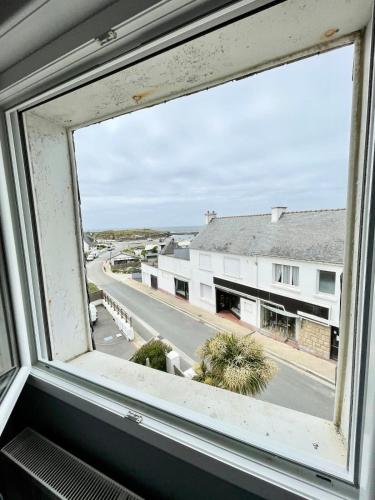 une fenêtre ouverte avec vue sur la rue dans l'établissement Maison de pêcheur Cocooning 150m du port, à Ploemeur