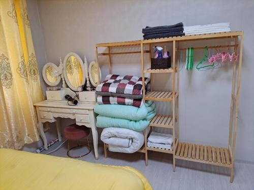 a doll room with a bunk bed and a desk at 복층형 하우스 in Daejeon