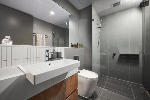 吉朗Quest Geelong Central的带水槽、马桶和淋浴的浴室
