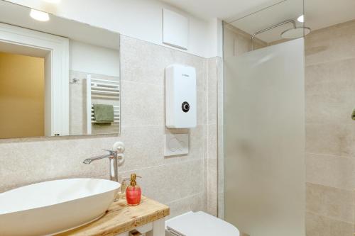 a bathroom with a sink and a toilet and a mirror at Ferienwohnungen Steinweg 61 in Quedlinburg