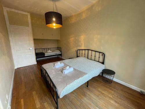 a bedroom with a bed in a room at Au Forum, Hypercentre Reims in Reims