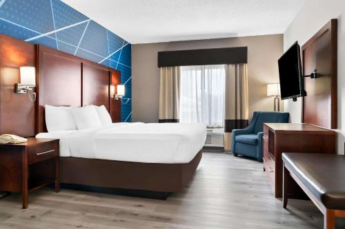 Ένα ή περισσότερα κρεβάτια σε δωμάτιο στο Comfort Suites Southfield-Detroit