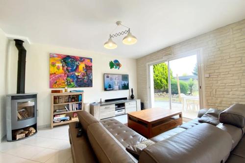 un salon avec un canapé et une table dans l'établissement Jolie maison récente confort Proche des plages, à Riantec
