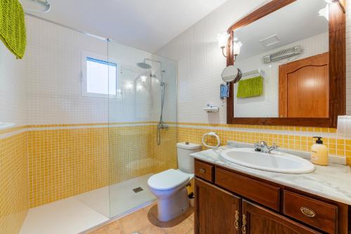 Un baño con inodoro, lavabo y ducha. en Al Andalus Residencial Vera Playa 2, en Vera