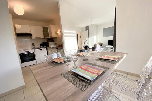 Un comedor y una cocina con mesa y sillas. en Joli T3 super cosy À 2 pas des plages, en Ploemeur