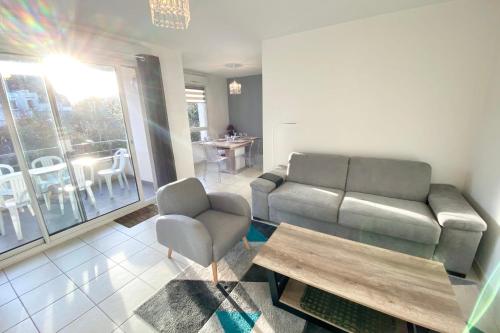 un salon avec un canapé et une table dans l'établissement Joli T3 super cosy À 2 pas des plages, à Ploemeur