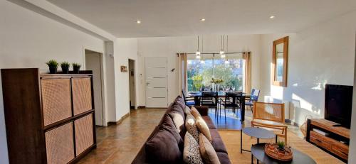 un salon avec un canapé et une salle à manger dans l'établissement LA CATALANE, Villa Contemporaine en Bord de Mer et Climatisée, à Sète